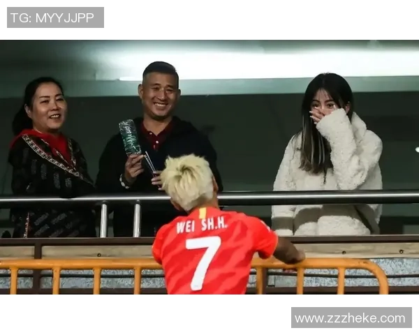 亚洲足球球星妻子们的生活揭秘：背后的支持与爱情故事